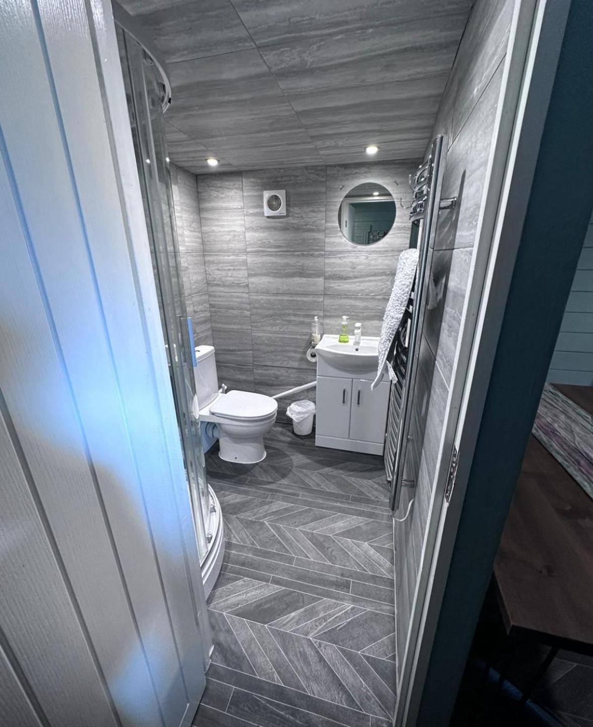 Cozy Cabin Independent Ensuite Гильдфорд Экстерьер фото