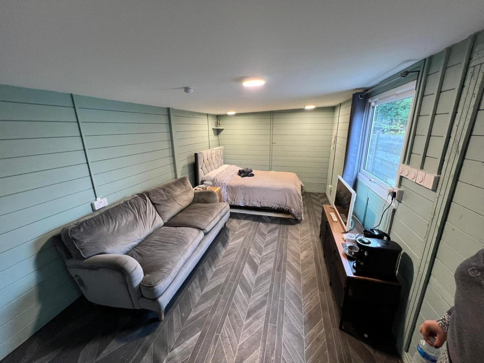 Cozy Cabin Independent Ensuite Гильдфорд Экстерьер фото